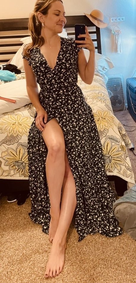 Junescleavage hot actress photos