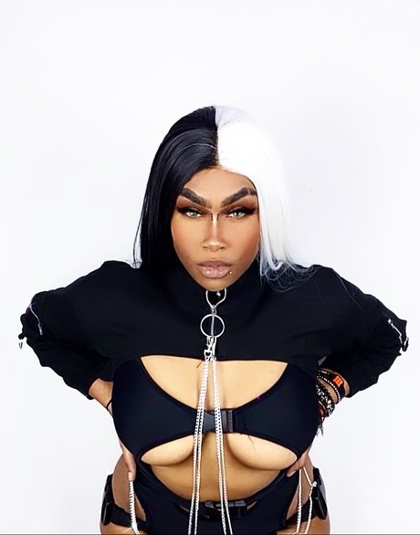 Tenuzen pornstar pretty photo