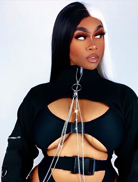 Tenuzen beautiful actress images