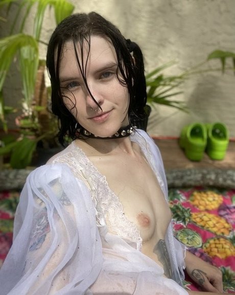 Echo Noir pretty pornstar photos