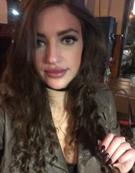 Lauren Bedford Russell star sexy image