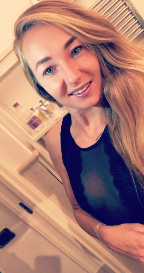 Julia Glushko hot actress pic