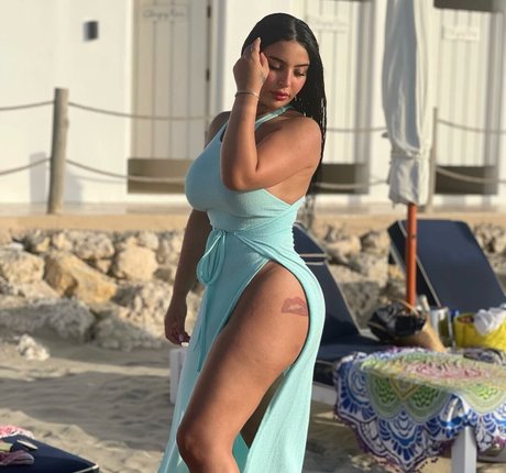 Wejdan Benarous model art gallery