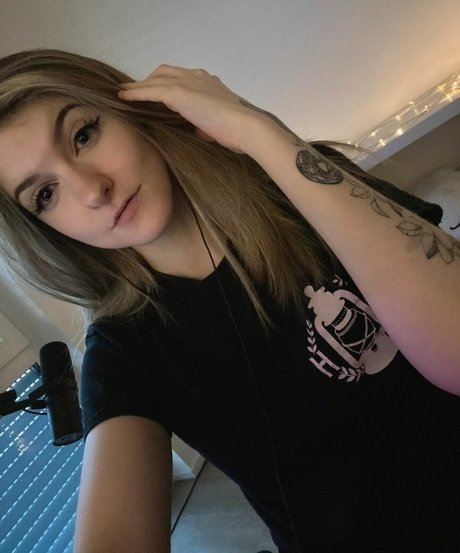 Lumenti naked pornstar image