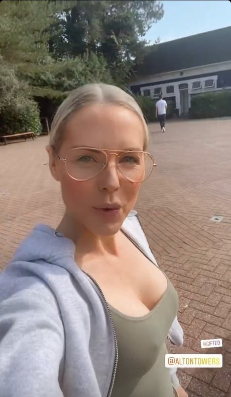 Stephanie Waring sexy model pic