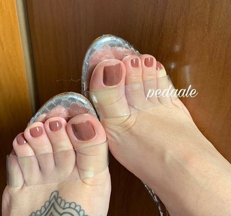 Pedaale model nudes photos