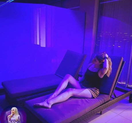 Sintica model exclusive photo