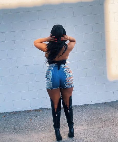 iLLi y model sex photo