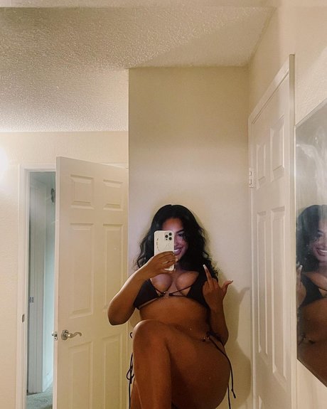 iLLi y star naked photo