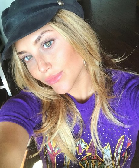 Cassie Scerbo pornstar erotic photos