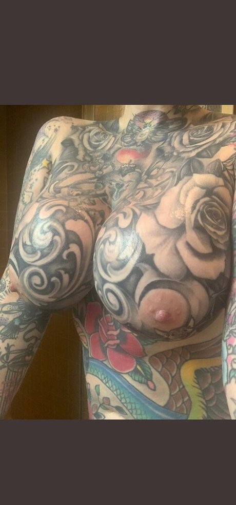 Kandyisbadass model nude pic