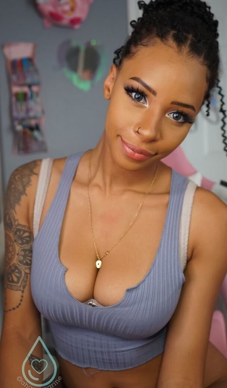 Ahquamarine model sexy pic