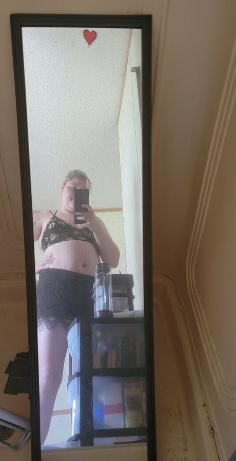 katiebugkitty122 naked model image