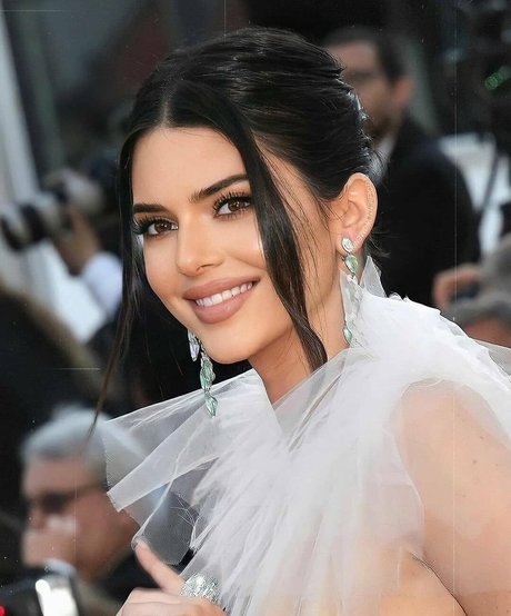 Kendall Jenner erotic star photos