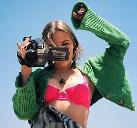 Maisy Stella star art pics