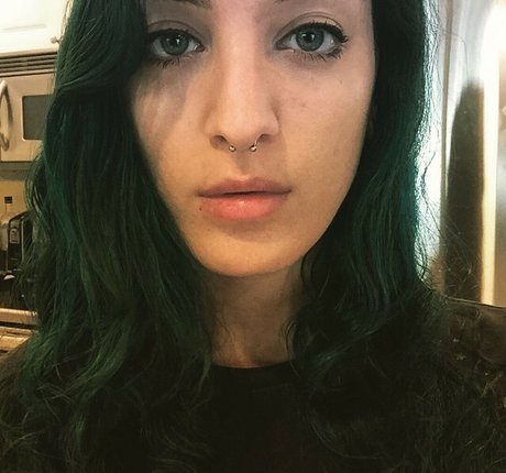 MalAfterMidnight model nude photos