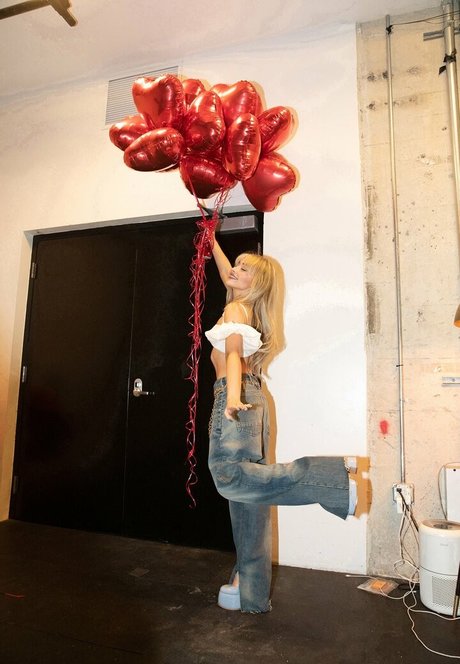 Sabrina Carpenter free actress pics