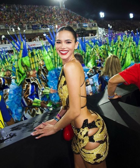 Bruna Marquezine top star photo