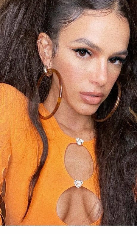 Bruna Marquezine model pretty img