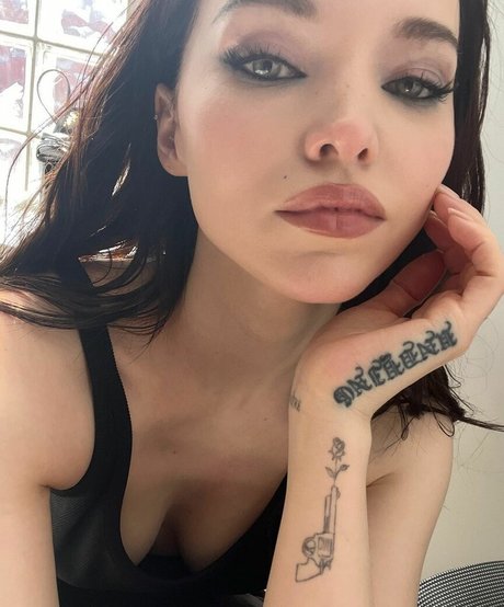 Dove Cameron star art image