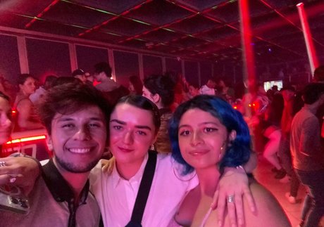 Maisie Williams pornographic model img