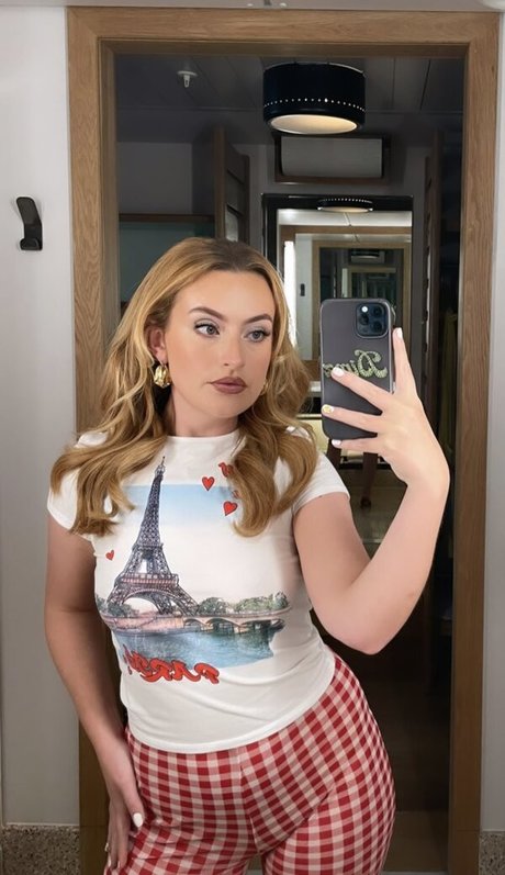 Amelia Dimoldenberg best actress pics