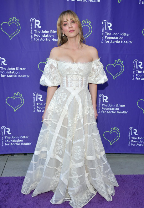 Kaley Cuoco sexy star pics