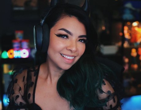 Aileen Senpai model pornographic photos