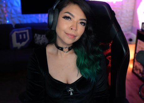 Aileen Senpai naked pornstar picture