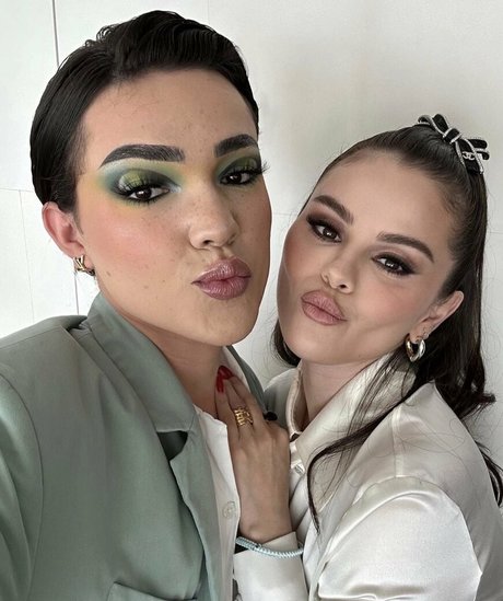 Selena Gomez sexy model galleries