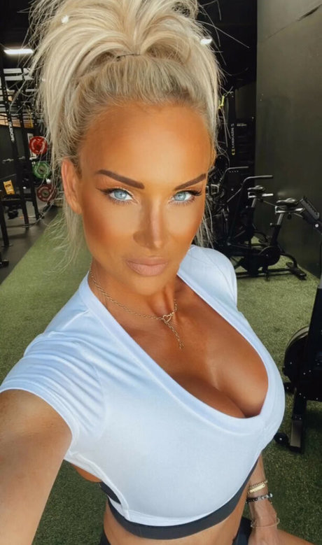 Disco Mammi model nude img