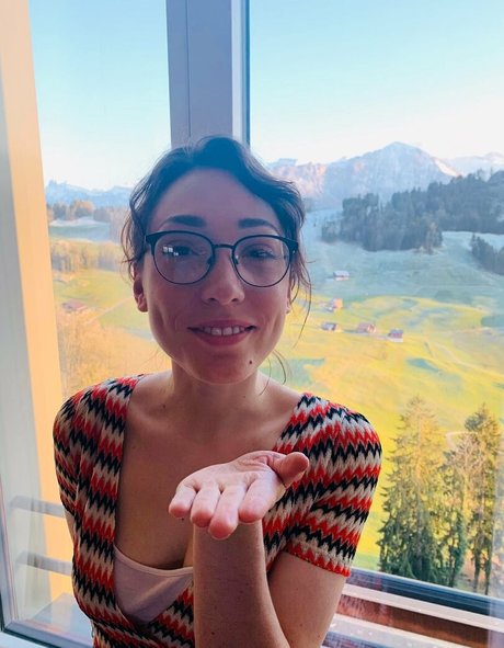 lilylabeau model naked picture