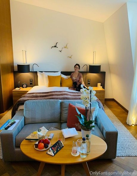 lilylabeau model perfect pics