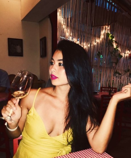 CarolineKwan model high quality image