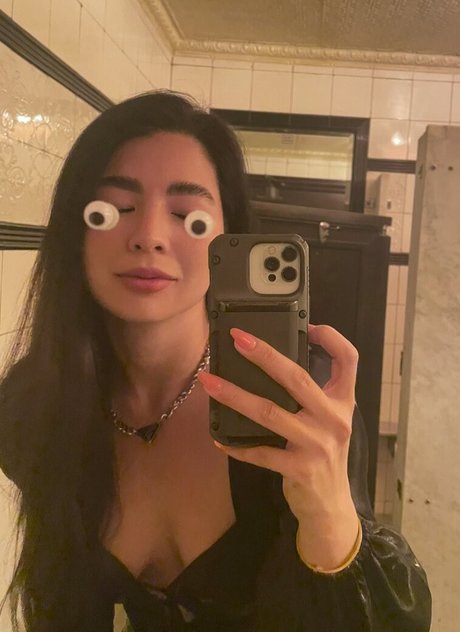 CarolineKwan exclusive model picture