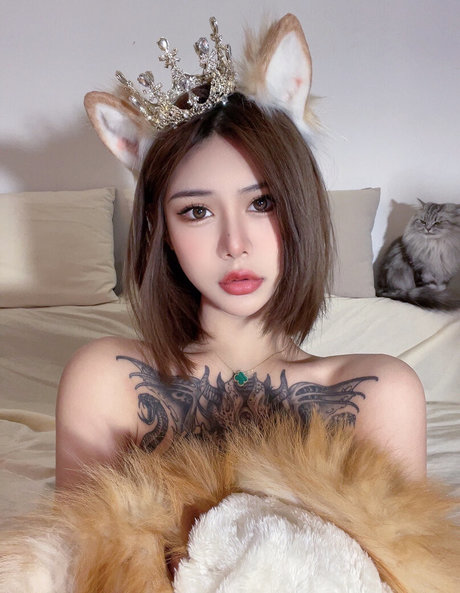 Deer white adult model picture