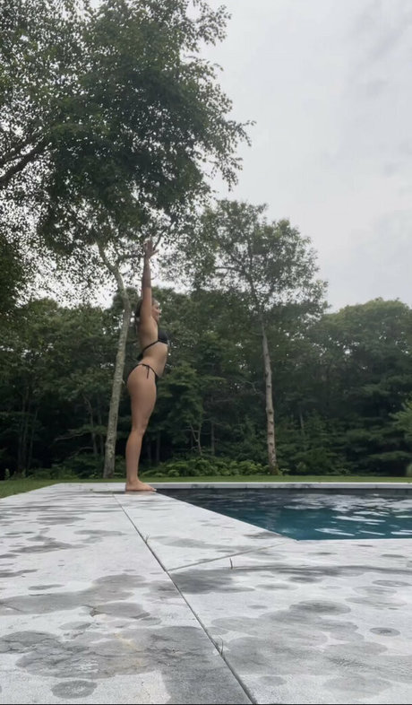 Ailish Morrison model art gallery