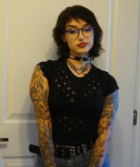 Redroomromance model exclusive photos