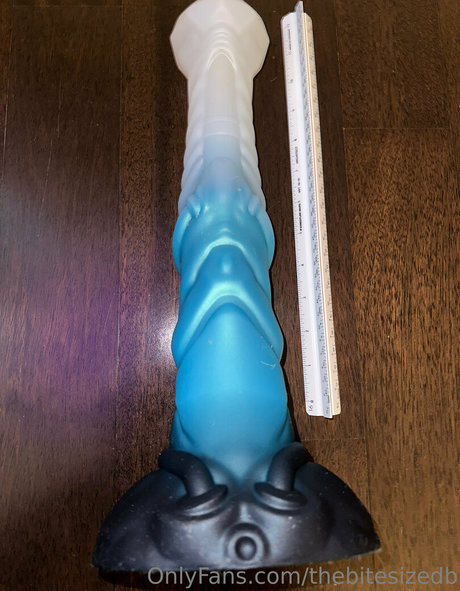 The Bite Sized Bitch nude pornstar img