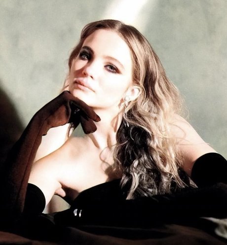 Freya Allan model nice pics