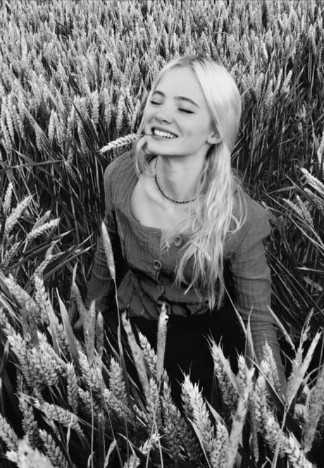 Freya Allan sexy model photos