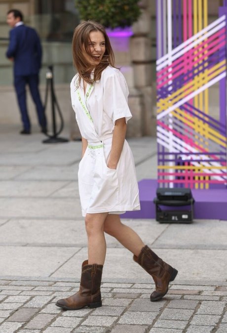 Freya Allan high quality model images