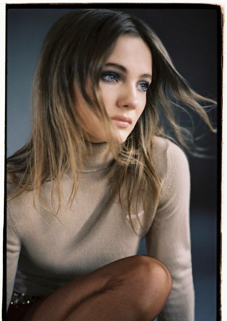 Freya Allan model top img