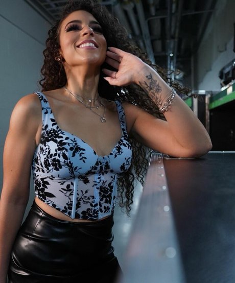 Samantha Irvin star beautiful photos