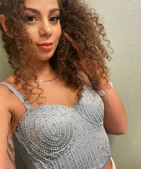 Samantha Irvin exclusive model img