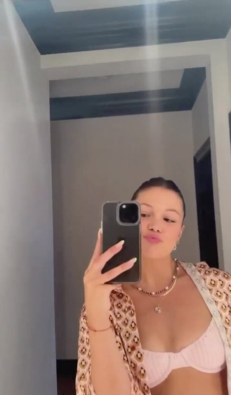 Olivia Holt hd model images