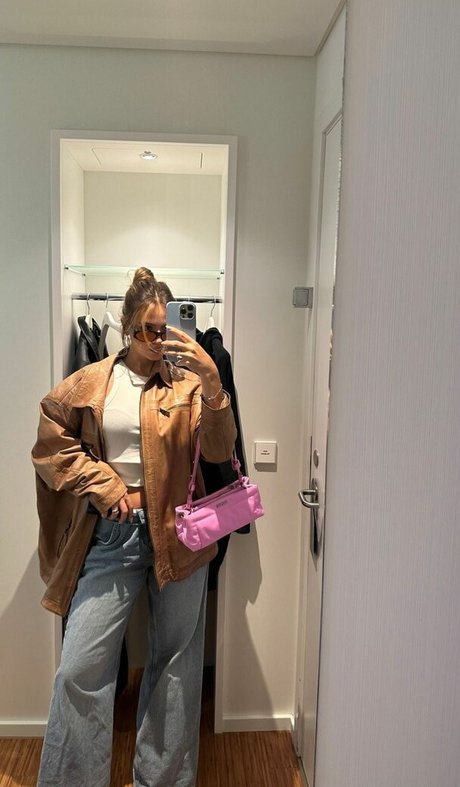 Jessy Hartel star sexy photos