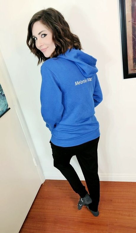 MelonieMac sexy actress photos