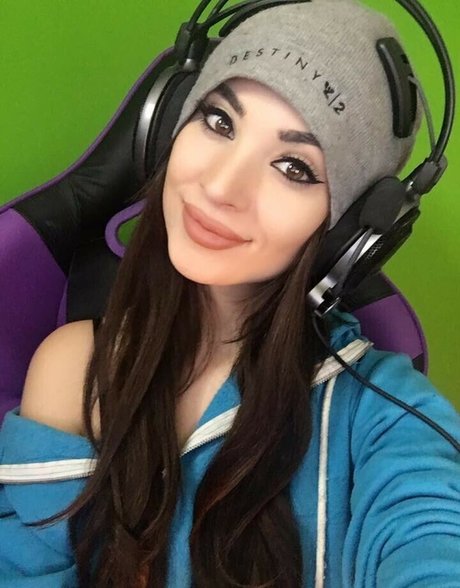 MelonieMac pornstar nude pics