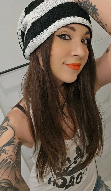 MelonieMac xxx model photo